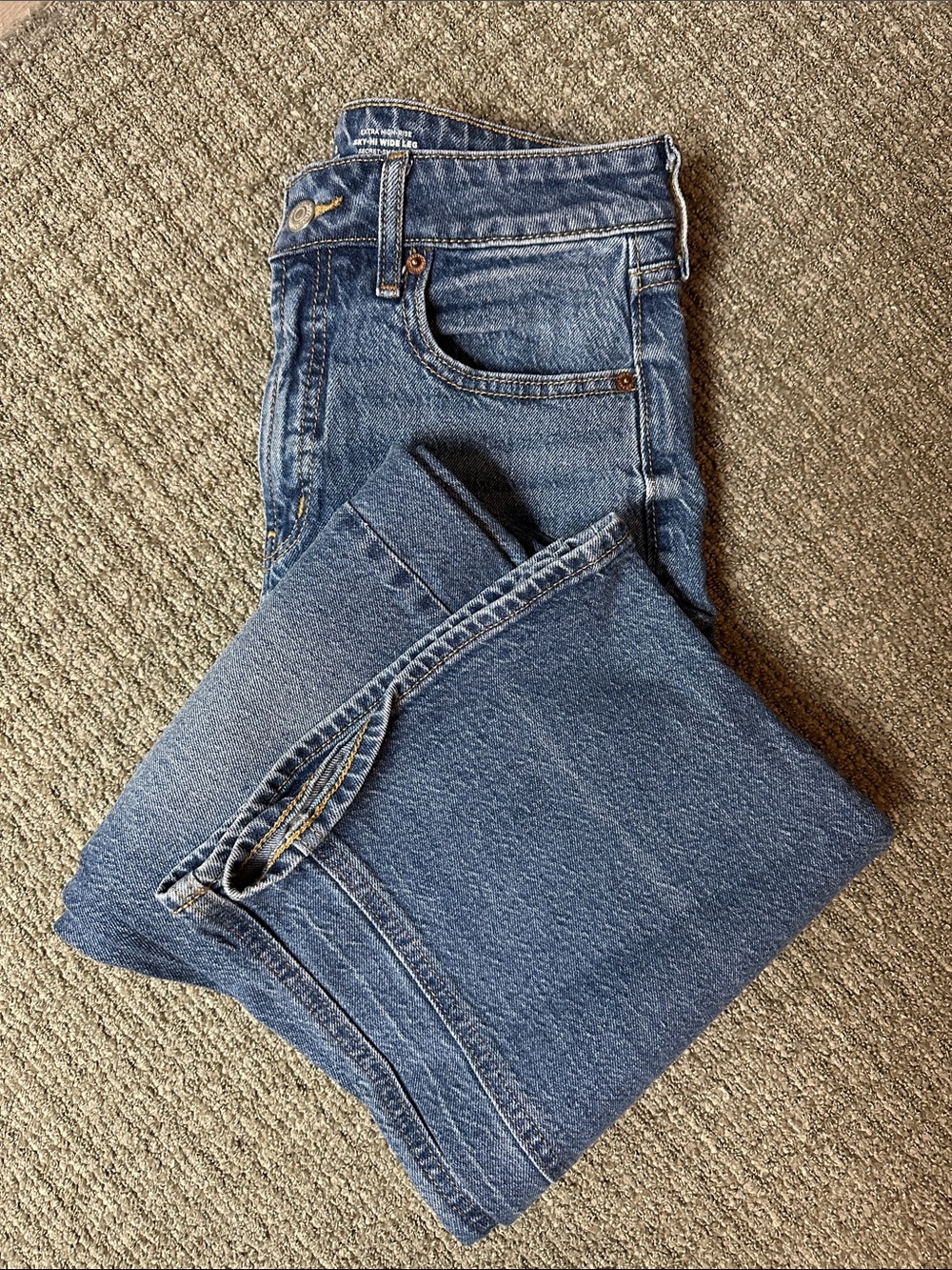 Old Navy Women’s Extra High Rise Wide Leg Jeans in Medium Blue Size 2 Petite